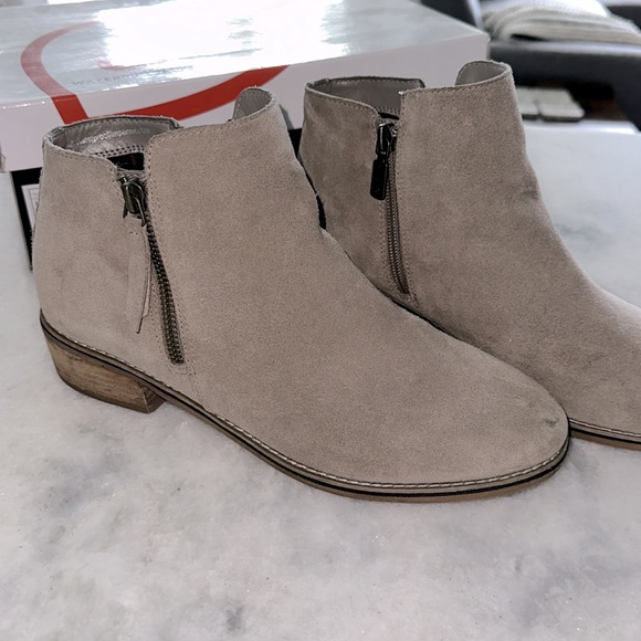 BLONDO Mushriom Suede Waterproof Dual Side Zip Wood Stacked Heel Bootie - Picture 2 of 9